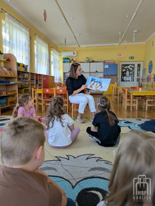 Biblioteka Gorlice, Cała Polska czyta dzieciom bibliotekarka czyta dzieciom opowiadanie.jpg